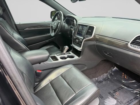 Used 2018 Jeep Grand Cherokee Overland w/ Interior Metal Package RWD image 34