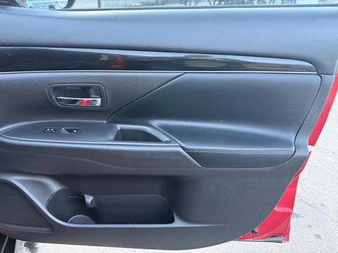 Used 2019 Mitsubishi Outlander SE image 22