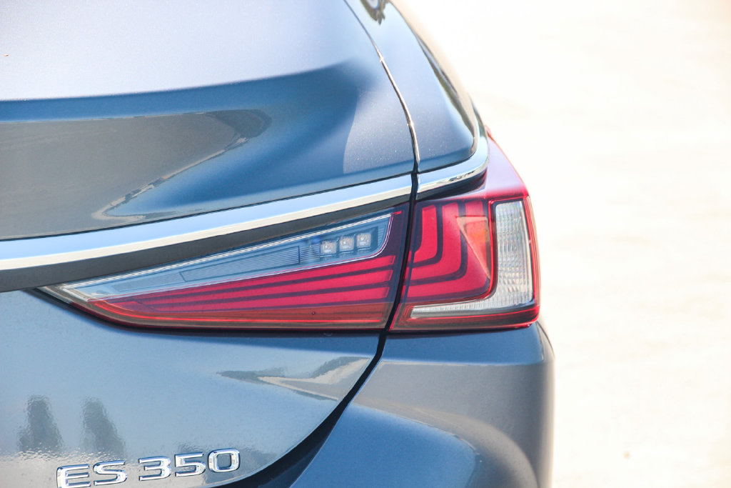Certified 2025 Lexus ES 350 w/ Premium Package FWD image 8