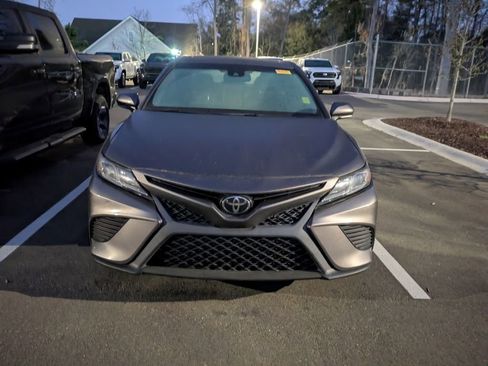 Used 2018 Toyota Camry SE w/ Moonroof Package image 2