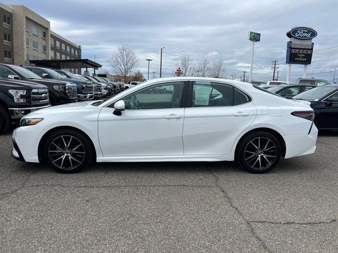 Used 2022 Toyota Camry SE image 2