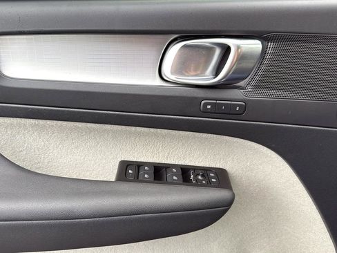 Used 2022 Volvo XC40 T5 Momentum w/ Premium Package image 12