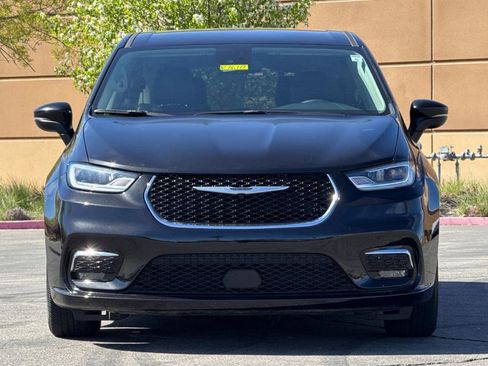 Used 2023 Chrysler Pacifica Touring-L FWD image 7