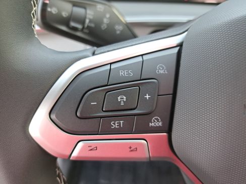 New 2025 Volkswagen Tiguan SE image 17