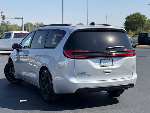 New 2026 Chrysler Pacifica Select w/ S Appearance Package image 5