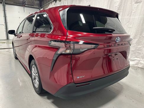 Used 2025 Toyota Sienna LE image 4