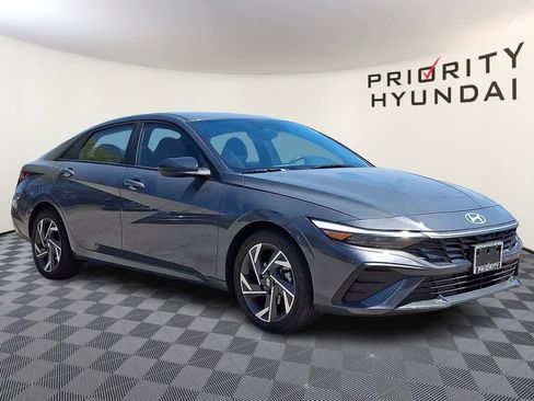 Used 2025 Hyundai Elantra Sport image 3