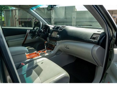 Used 2012 Toyota Highlander Limited w/ Tow Pkg FWD image 16