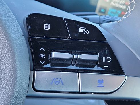 Certified 2025 Hyundai Elantra SEL image 30