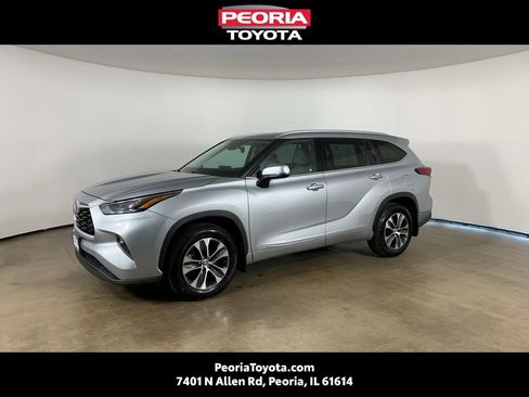 Used 2022 Toyota Highlander XLE AWD/4WD image 1