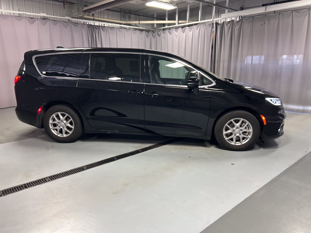 Used 2025 Chrysler Pacifica Select w/ Uconnect Theater Family Group FWD image 8