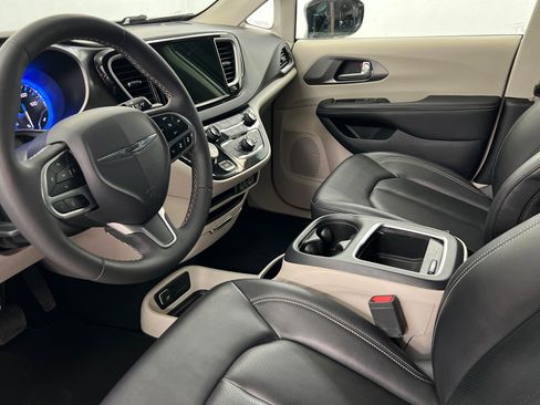 Used 2024 Chrysler Pacifica Touring-L FWD image 16