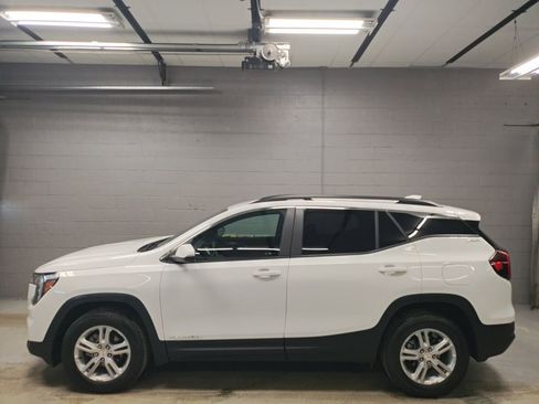 Used 2023 GMC Terrain SLE w/ Driver Convenience Package image 17