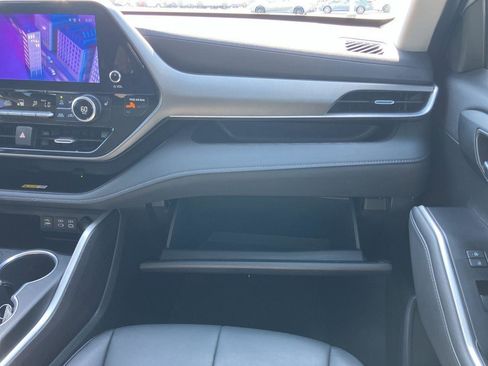 Used 2023 Toyota Highlander XLE image 16