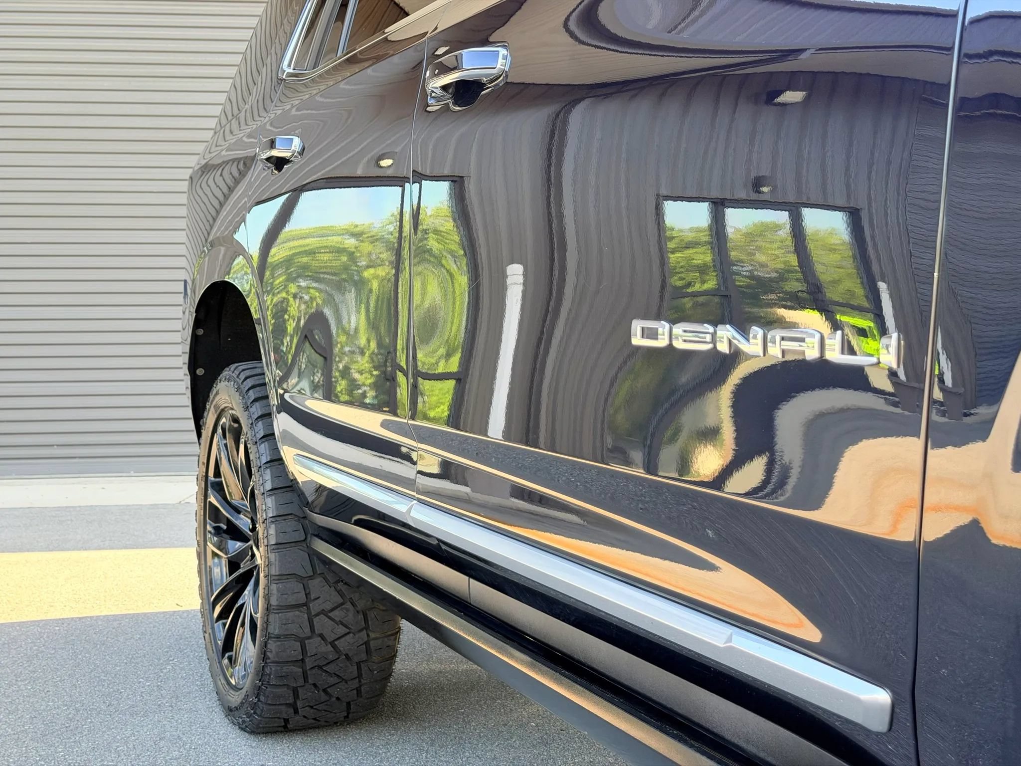 Used 2021 GMC Yukon Denali w/ Denali Premium Package AWD/4WD image 13