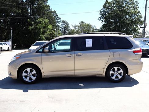 Used 2011 Toyota Sienna LE FWD image 4