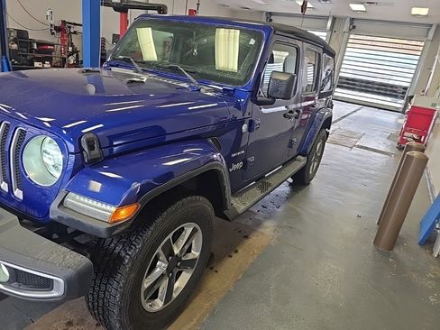 Used 2018 Jeep Wrangler Unlimited Sahara image 2