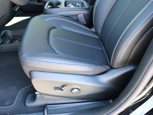 New 2026 Chrysler Pacifica Select image 12