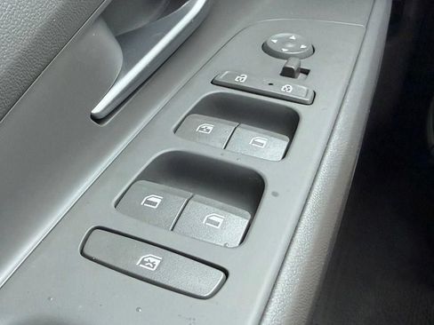 Used 2023 Hyundai Elantra SEL w/ Preferred Accessory Package FWD image 17