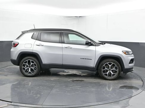 Used 2025 Jeep Compass Limited AWD/4WD image 4