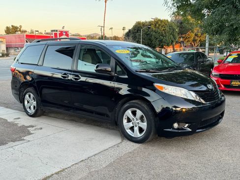 Used 2017 Toyota Sienna LE FWD image 2