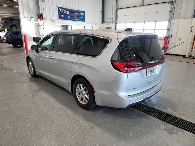 Used 2024 Chrysler Pacifica Touring-L FWD image 5