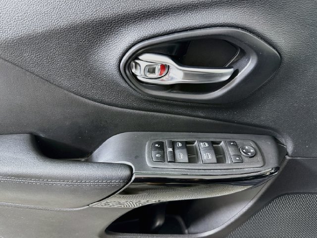Used 2021 Jeep Cherokee Latitude Plus AWD/4WD image 17