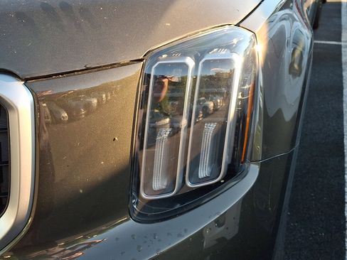Used 2024 Kia Telluride EX w/ EX Captain's Chair Package AWD/4WD image 9