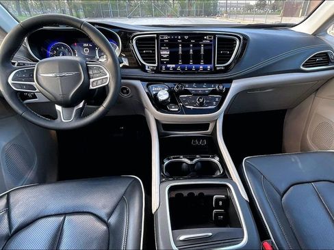 Used 2024 Chrysler Pacifica Limited image 14