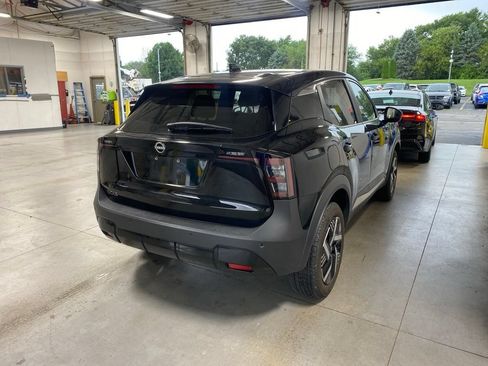 Used 2025 Nissan Kicks SV FWD image 4