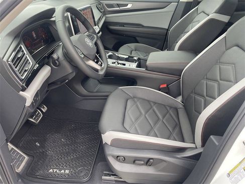 New 2025 Volkswagen Atlas Peak Edition SE image 13