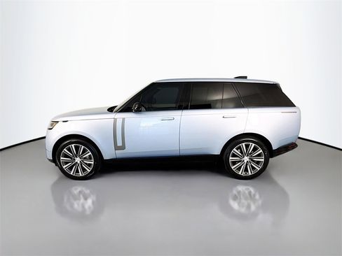 Used 2023 Land Rover Range Rover SE image 2