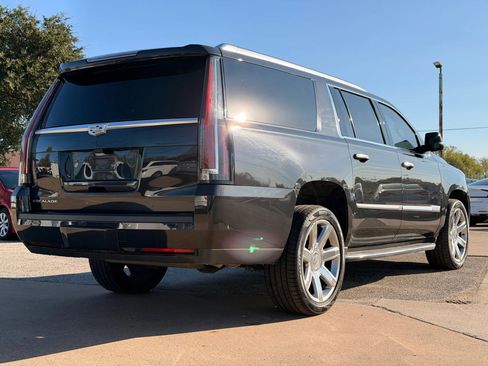 Used 2019 Cadillac Escalade ESV Luxury image 3