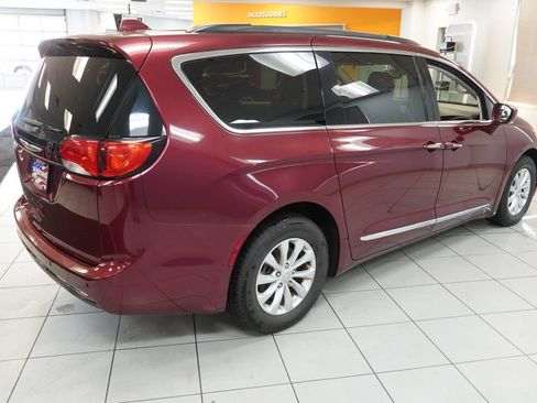 Used 2017 Chrysler Pacifica Touring-L FWD image 12