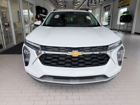 Used 2024 Chevrolet Trax LT w/ Driver Confidence Package FWD image 2