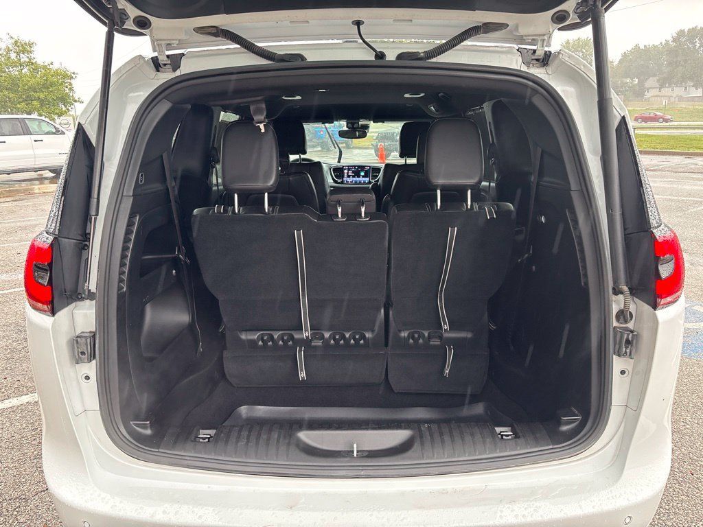 Used 2024 Chrysler Pacifica Touring-L w/ S Appearance Package FWD image 11