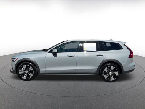 Used 2025 Volvo V60 B5 Cross Country Plus image 9