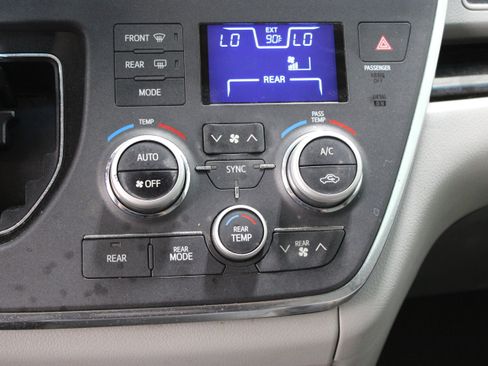 Used 2015 Toyota Sienna XLE Premium FWD image 20