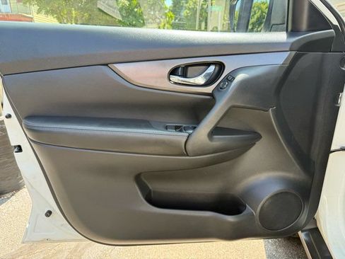 Used 2016 Nissan Rogue S AWD/4WD image 10