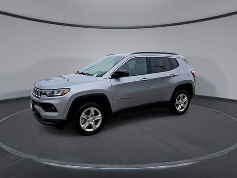 Used 2024 Jeep Compass Latitude AWD/4WD image 4
