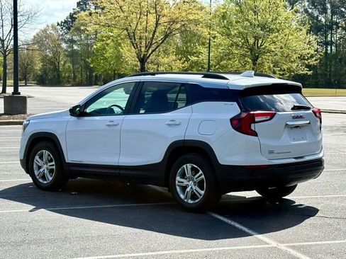 Used 2022 GMC Terrain SLE w/ Driver Convenience Package image 4