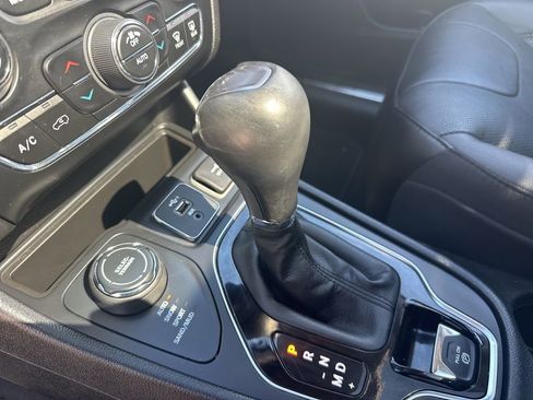 Used 2021 Jeep Cherokee Limited AWD/4WD image 34