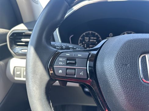 Certified 2023 Honda Pilot Touring image 2