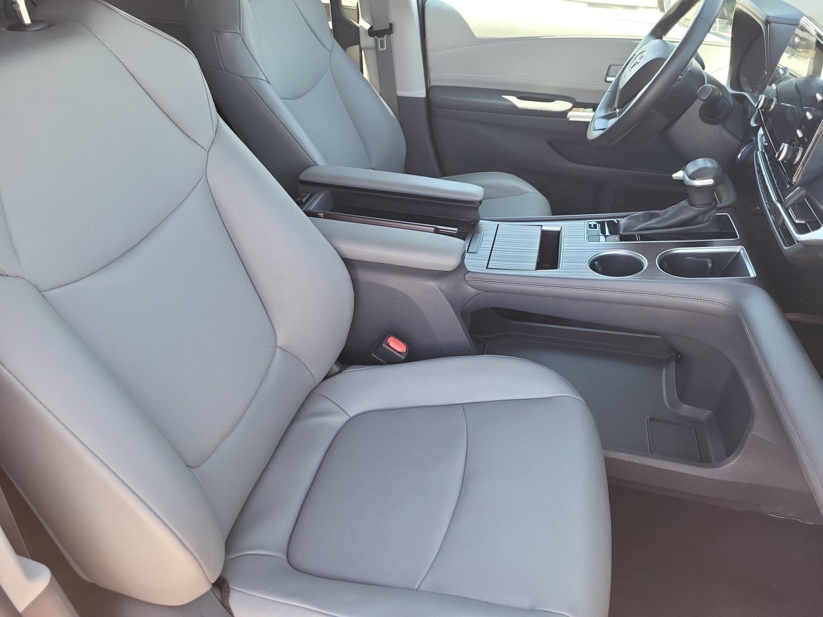 Certified 2023 Toyota Sienna XLE FWD image 24