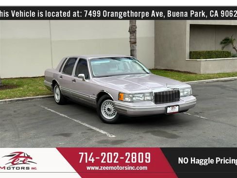 Used 1992 Lincoln Town Car Signature image 2