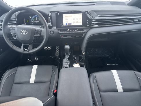Used 2025 Toyota Camry SE image 13