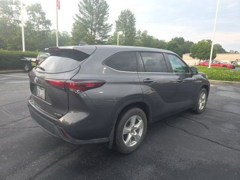 Used 2024 Toyota Highlander LE AWD/4WD image 8