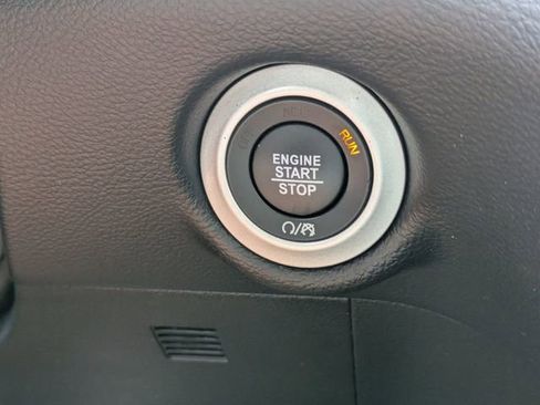 Used 2025 Chrysler Pacifica Select image 31