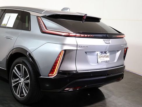 Used 2024 Cadillac Lyriq Luxury AWD/4WD image 11