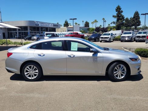 Used 2018 Chevrolet Malibu LT FWD image 3